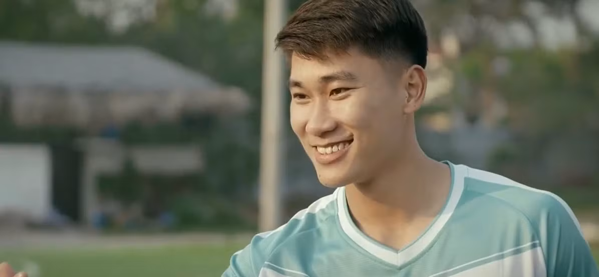 Tiền đạo Nhâm Mạnh Dũng góp mặt trong trận đấu nảy lửa giữa gia đình ông Toại và hàng xóm.