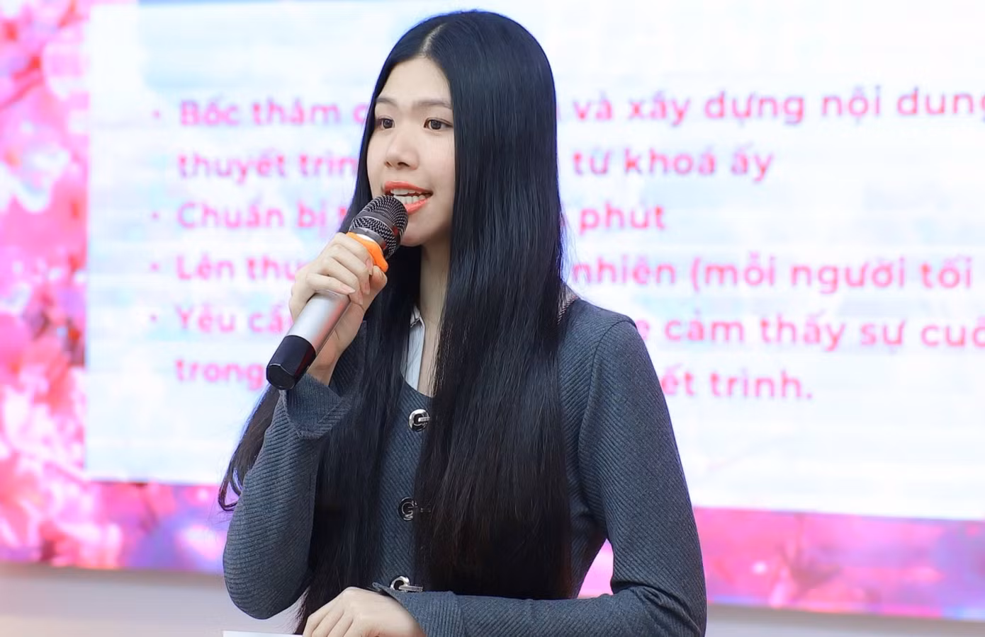 Linh Đan tại lớp học kỹ năng thuyết trình ở Hoa hậu Việt Nam 2024.
