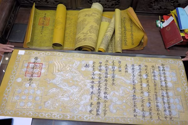 Một trong những "sắc phong" được làm mới không có đủ căn cứ ở phủ Vân Cát. Ảnh: TL