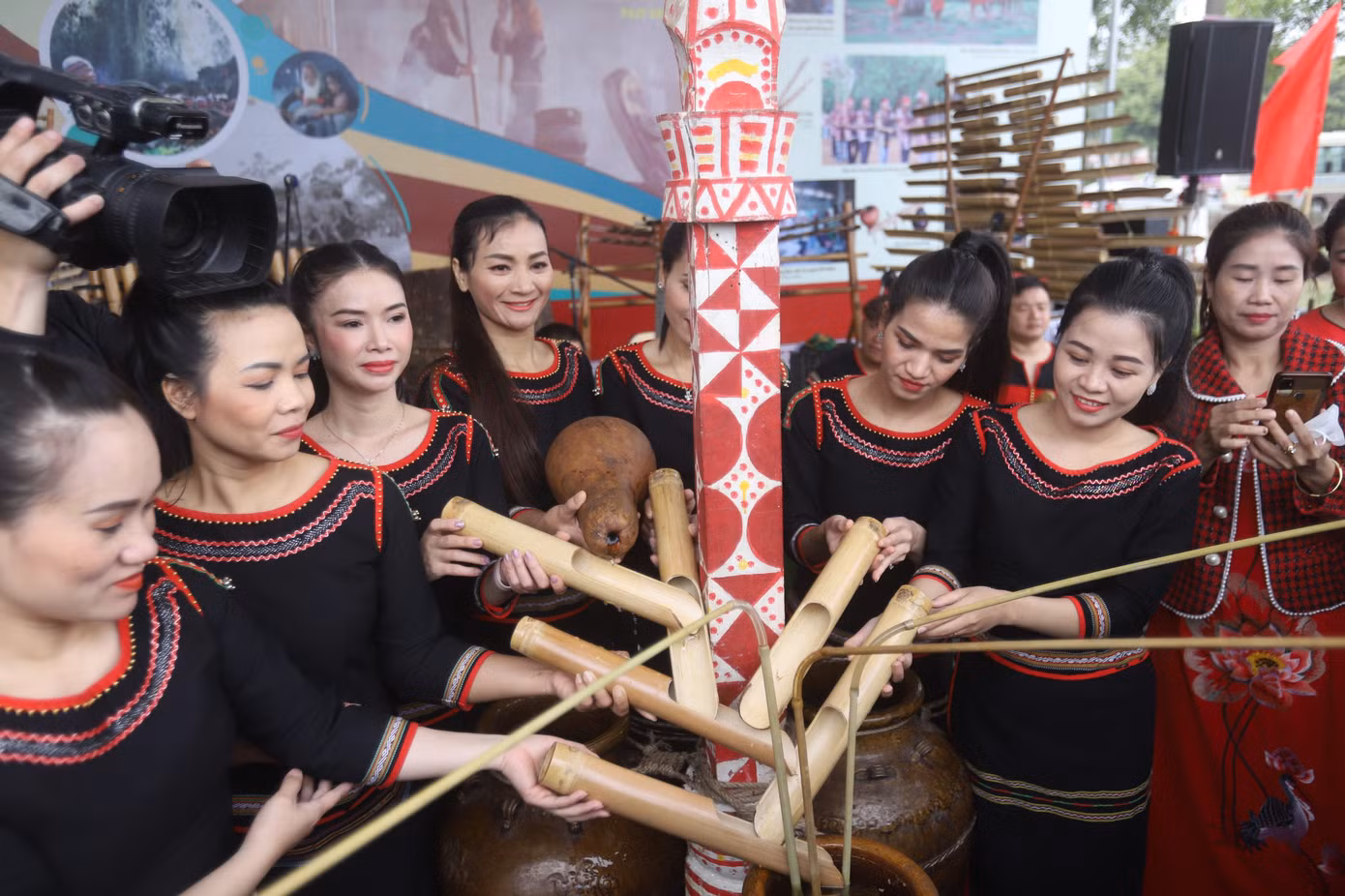 Festival Về miền quan họ 2023 góp phần nâng cao ý thức trách nhiệm của nhân dân trong việc bảo tồn, phát huy giá trị các loại hình di sản văn hóa phi vật thể vùng miền trong cả nước được UNESCO ghi danh, đồng thời kích cầu phát triển du lịch, tạo đà tăng trưởng sau đại dịch COVID -19. Ảnh: TRỌNG TÀI.