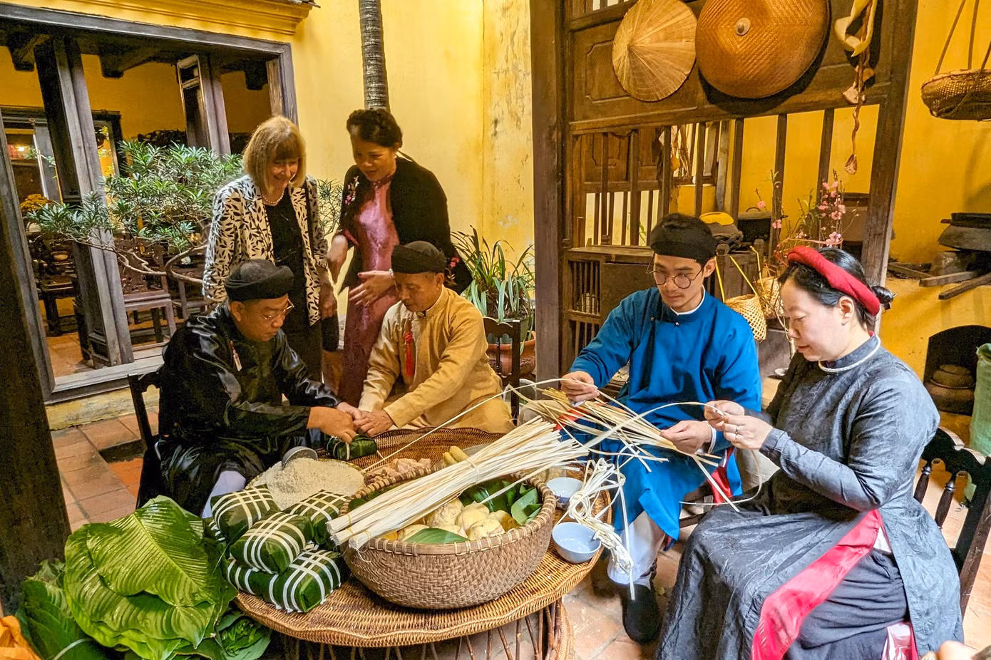 Người dân Thủ đô gói, luộc bánh chưng đón Tết cổ truyền ở ngôi nhà di sản 87 Mã Mây.