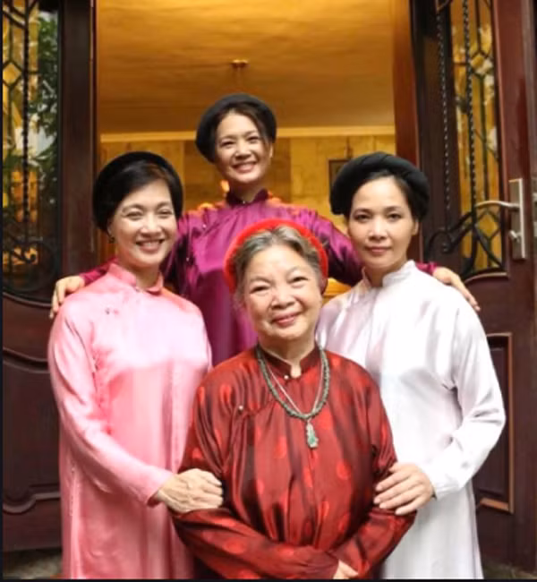 NSƯT Lê Mai bên ba con gái.
