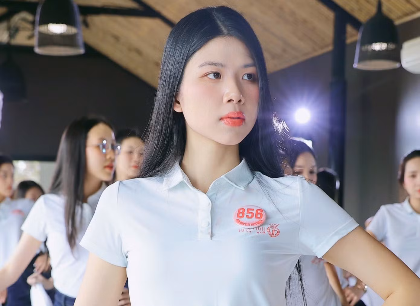 "Sau khi hoàn thành việc học ở trường, tôi nhận ra mình có niềm đam mê lớn với sân khấu, nghệ thuật. Vì vậy, tôi quyết tâm đăng ký dự thi Hoa hậu Việt Nam 2024 để theo đuổi ước mơ. Đây cũng là cơ hội cho tôi vượt qua vùng an toàn", Đinh Hoàng Linh Đan nói.