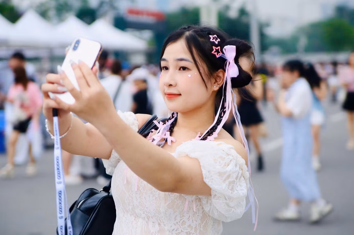 Phụ kiện tóc cầu kỳ cũng được lựa chọn.