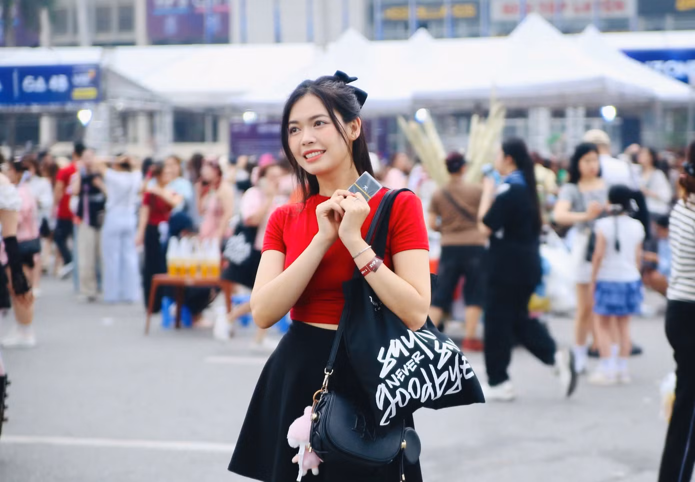 Khán giả nữ khoe nhan sắc rạng rỡ trước nơi diễn ra concert Anh trai say hi.