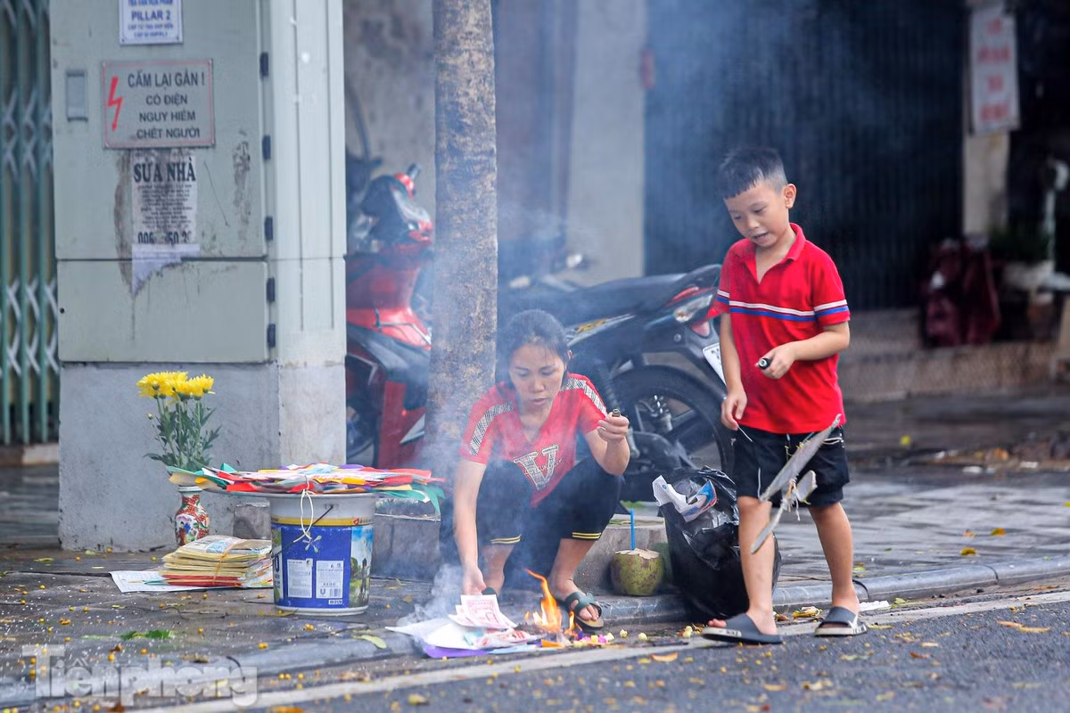 Giáo lý nhà Phật không khuyên con người đốt nhiều vàng mã trong dịp Vu lan để báo hiếu. Ảnh: Duy Phạm.