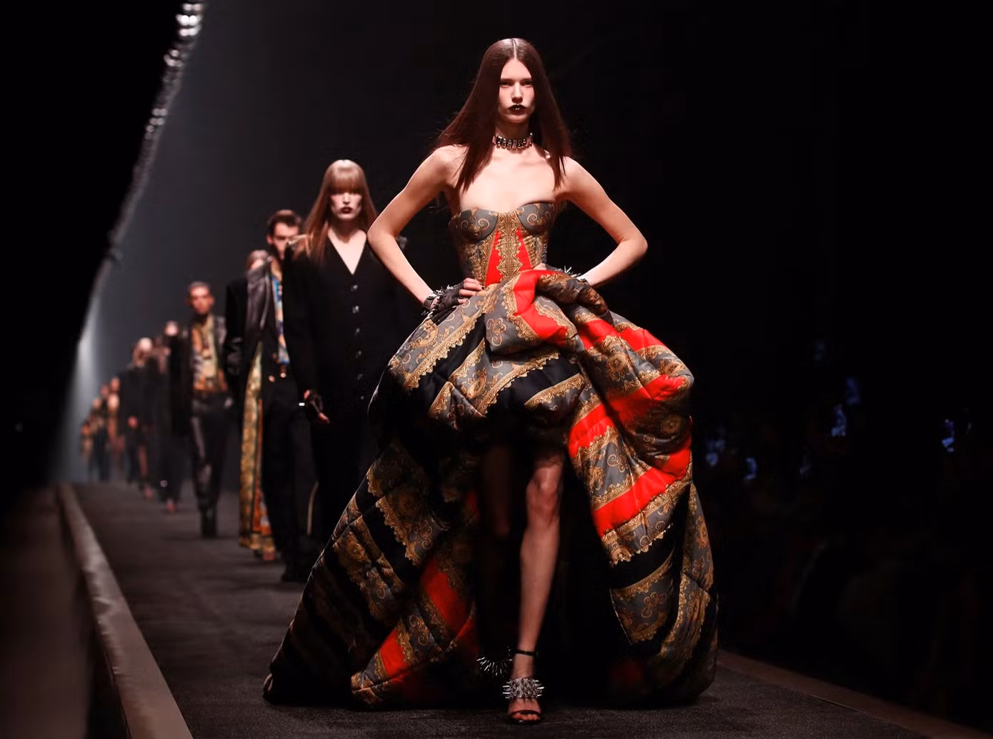 Người mẫu diện đồ của Versace tại Tuần lễ thời trang Milan 2025.