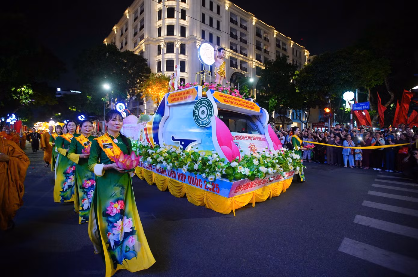 Từ ngày 14/5, khi chiêm bái xá lợi, người dân được yêu cầu giữ trật tự, không quay phim, chụp ảnh, không cúng dường lễ vật. Trẻ nhỏ dưới 2 tuổi và người mặc trang phục không phù hợp sẽ không được vào khu vực chiêm bái.