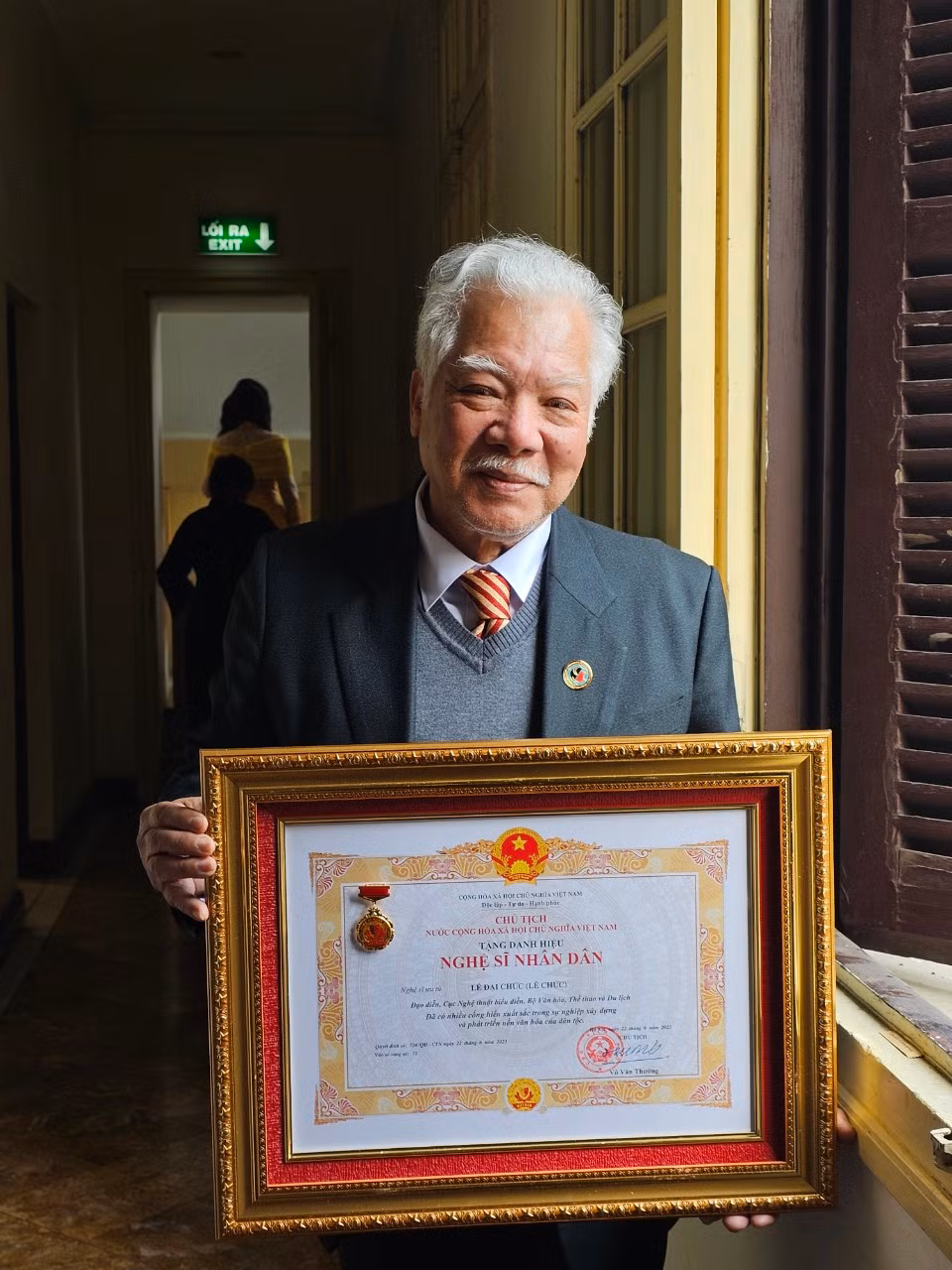 Gia đình NSƯT Lê Mai trong ngày vui nhận danh hiệu.