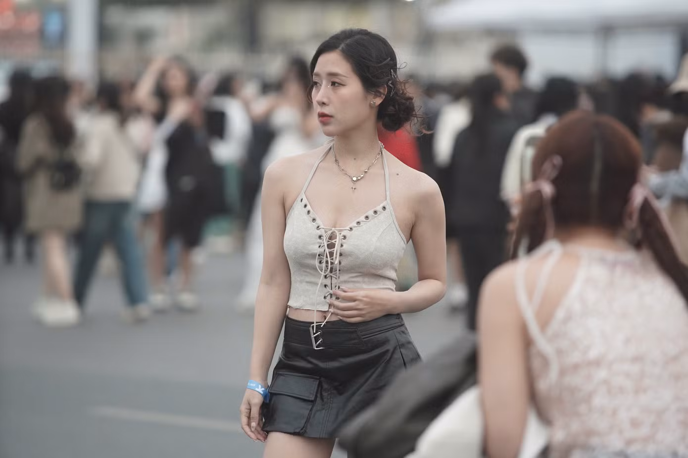 Khán giả check-in trước giờ vào sân.