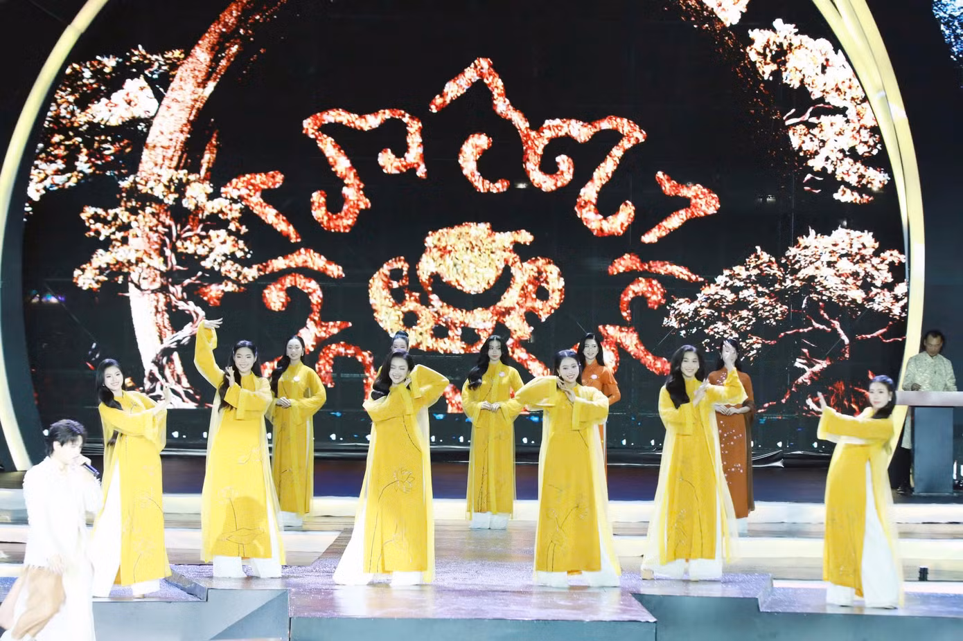 Trong phần thi đầu tiên, 25 thí sinh trình diễn áo dài với chủ đề Tấm ngọc nét son. Bức tranh mang đậm văn hóa Việt Nam xuất hiện trên sân khấu, với sự góp mặt của 25 thí sinh cùng các nghệ sĩ tài năng gồm NSND Trọng Phúc, ca sĩ Nguyễn Trần Trung Quân, rapper Xuân Định và nhạc sĩ Trí Minh - người sáng tác và viết nhạc cho toàn bộ phần trình diễn này.