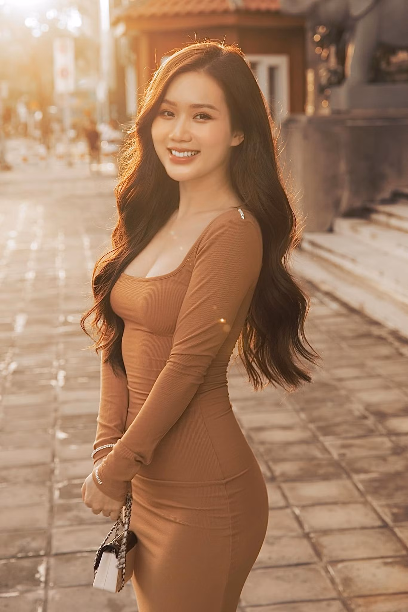 Xuất phát điểm là người mẫu ảnh, ngoài đời nữ diễn viên sinh năm 1995 theo đuổi phong cách gợi cảm, khéo chọn trang phục tôn dáng.