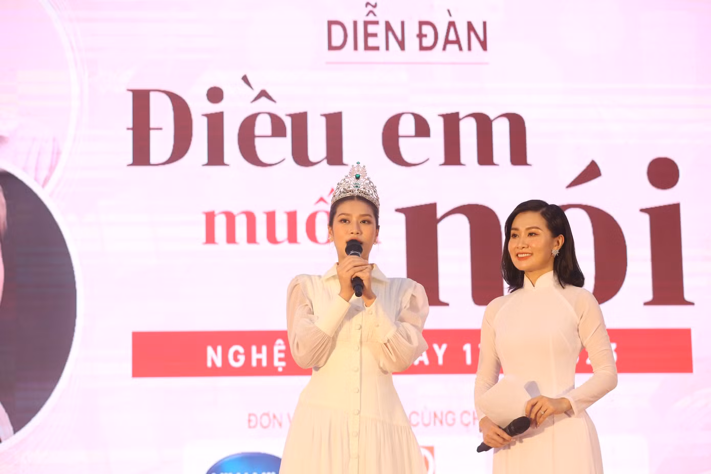 Hoa hậu Hòa bình Việt Nam 2022 Đoàn Thiên Ân bày tỏ lời chê bai về ngoại hình như những mũi giáo “xuyên thấu trái tim”. “Khi không còn lựa chọn nào khác, mình chỉ còn điều duy nhất là mạnh mẽ”, Hoa hậu Thiên Ân nói. Người đẹp cam kết truyền động lực cho tất cả bạn trẻ từng bị kỳ thị. "Các bạn đừng rời bỏ thế gian này vì bất cứ lý do gì. Gia đình luôn là nơi vun vén, bảo bọc các bạn. Việc chúng ta làm là vươn lên trải nghiệm bài học để trưởng thành hơn. Ba mẹ gia đình thầy cô, còn nhiều người dang rộng vòng tay”, Hoa hậu Thiên Ân nói.