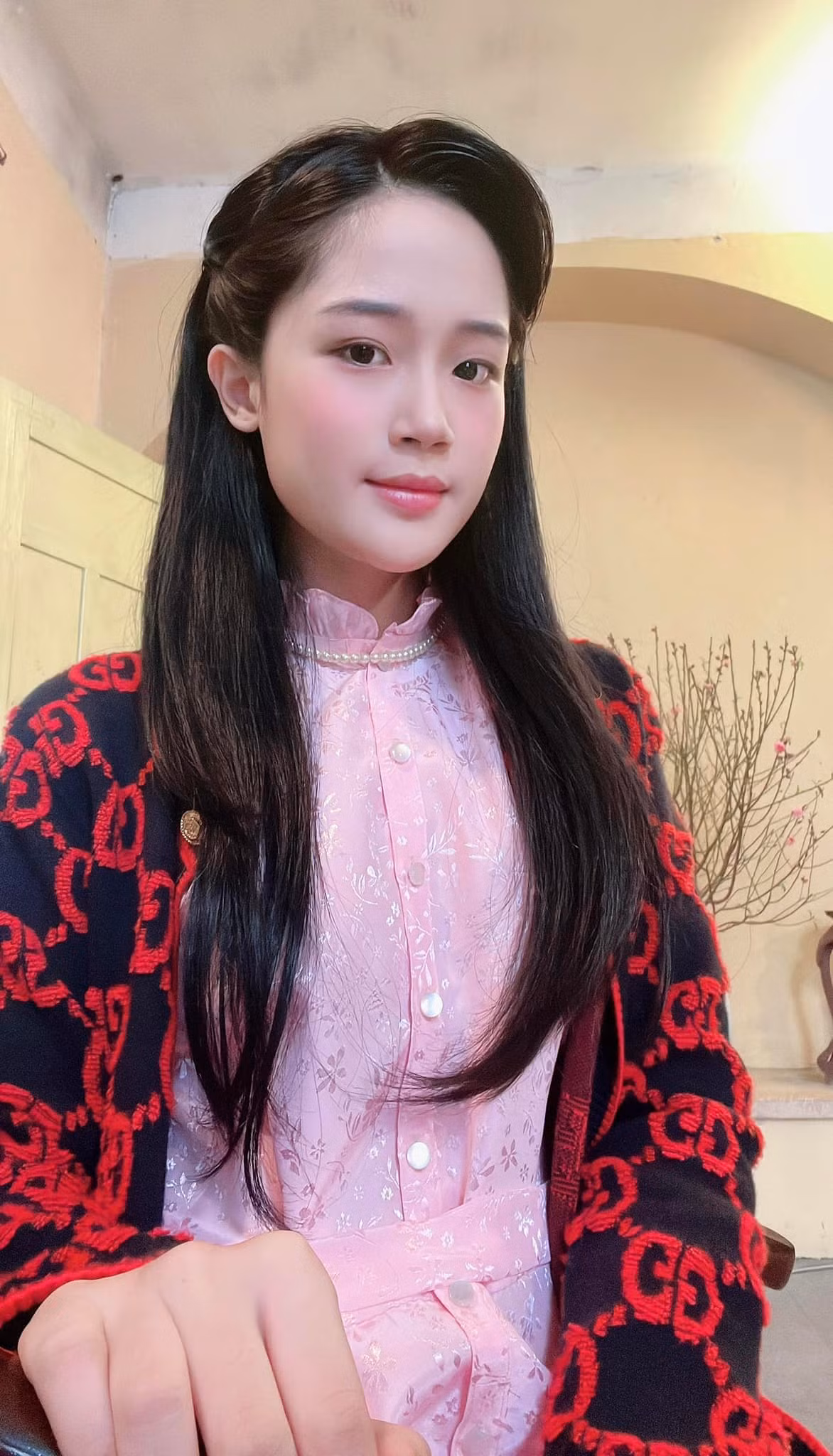 Diễn viên trẻ tiết lộ ban đầu, đàn anh Doãn Quốc Đam tỏ ra lạnh lùng, "khó gần". Hai anh em ít trò chuyện ở phim trường. Khi quay một số cảnh tình cảm ở cuối phim, cô và đàn anh tâm sự nhiều hơn để kết hợp ăn ý.