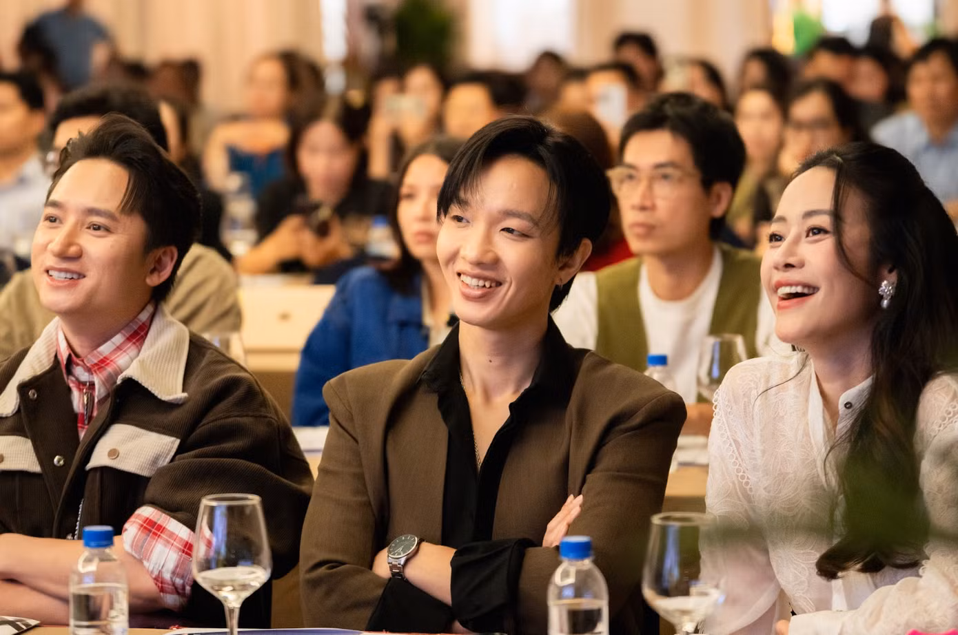 Ban tổ chức và các nghệ sĩ góp mặt trong đêm nhạc ở Ninh Bình.