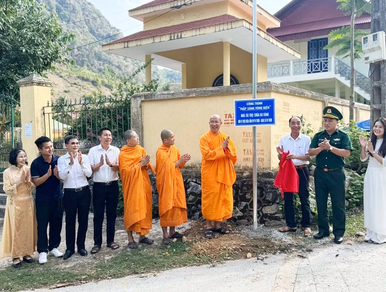 Các chư tăng chùa Ba Vàng cùng đại diện đồn biên phòng Pa Thơm khánh thành công trình Thắp sáng vùng biên.