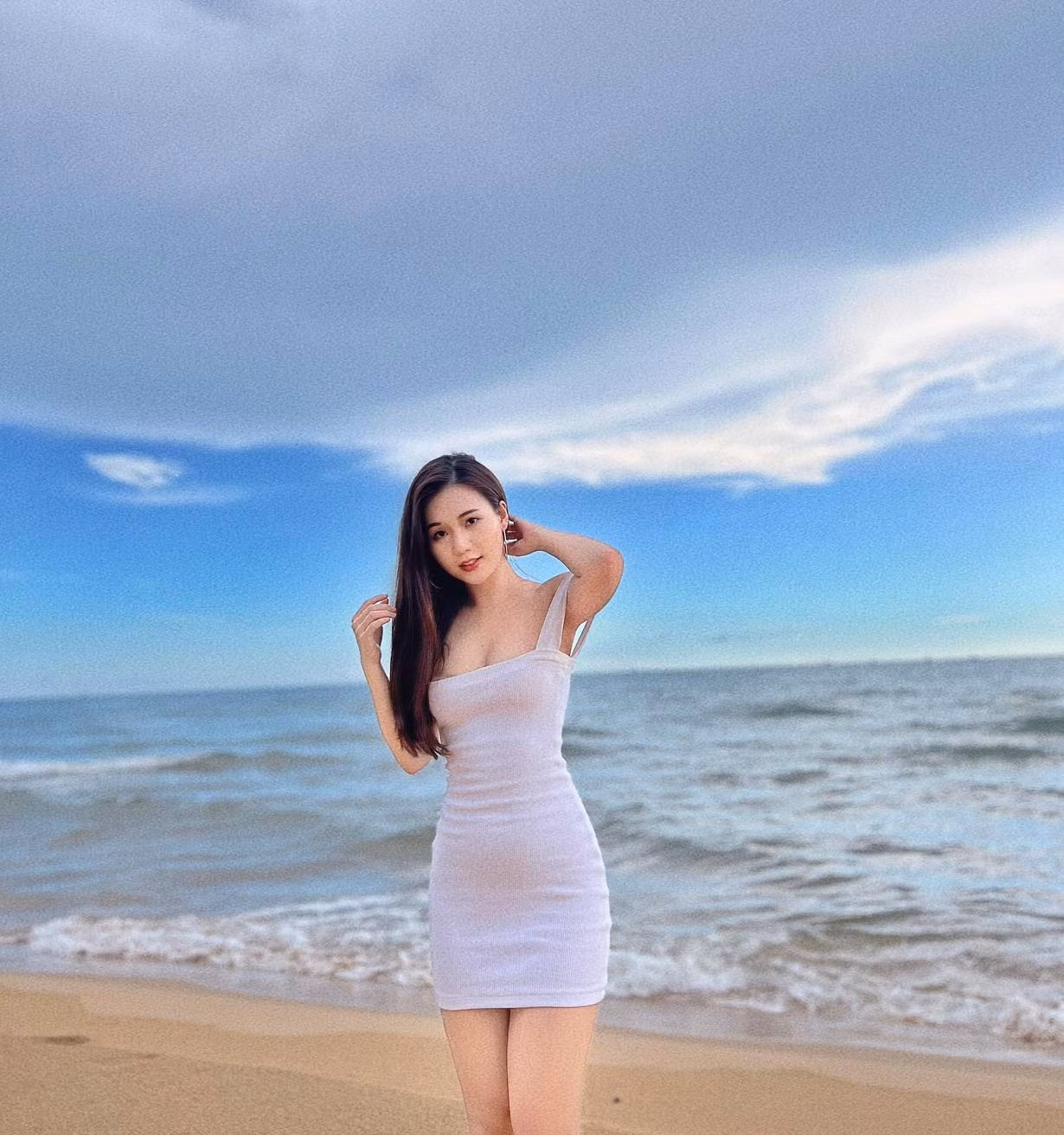 Ngọc Anh không ngại "hở bạo" trên mạng xã hội. Nữ diễn viên từng nhận phản ứng trái chiều khi lựa chọn trang phục gợi cảm, không phù hợp với nhân vật khi đóng Phố trong làng. Nhận góp ý từ khán giả, cô tiết chế trong những tập cuối phim. Ở phim mới, Ngọc Anh xuất hiện với tạo hình có phần kín đáo hơn.
