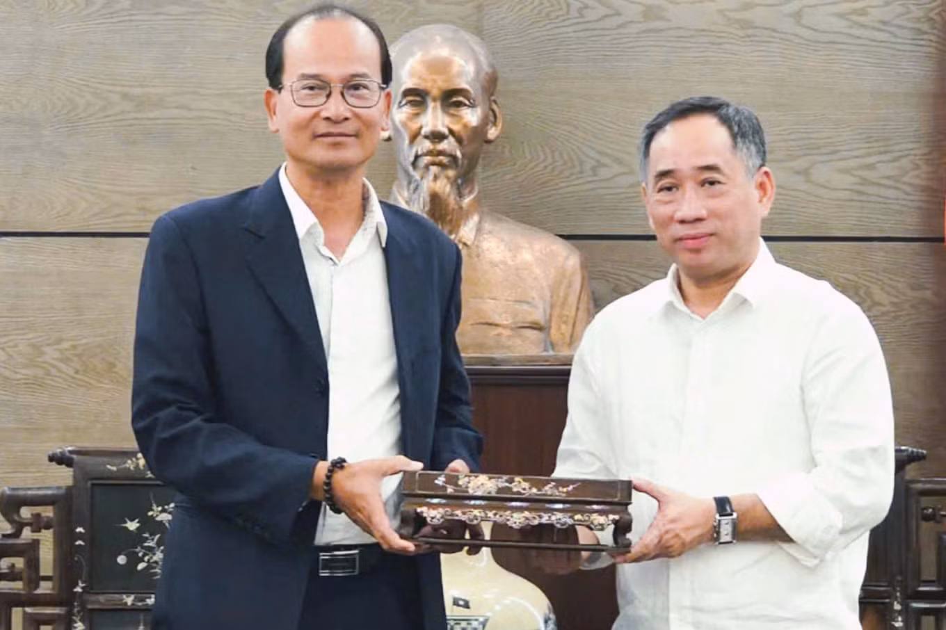 Giám đốc Bảo tàng Mỹ thuật Việt Nam Nguyễn Anh Minh trao kỷ vật của vua Hàm Nghi cho đại diện Trung tâm Bảo tồn Di tích Cố đô Huế. Ảnh: Trung tâm BTDT Cố đô Huế.