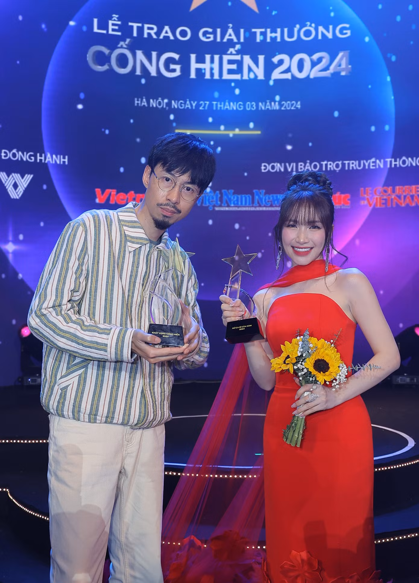 Hòa Minzy và Đen Vâu lưu lại kỷ niệm cùng chiếc cúp quý giá.