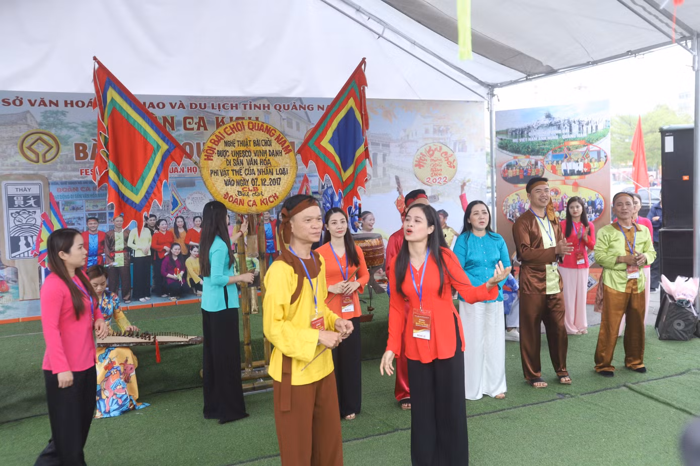 Nghệ sĩ trình diễn hát Bài Chòi tại Không gian trưng bày Hành trình sắc màu di sản văn hóa phi vật thể đại diện các vùng miền được tổ chức sáng 24/2. Ảnh: TRỌNG TÀI.