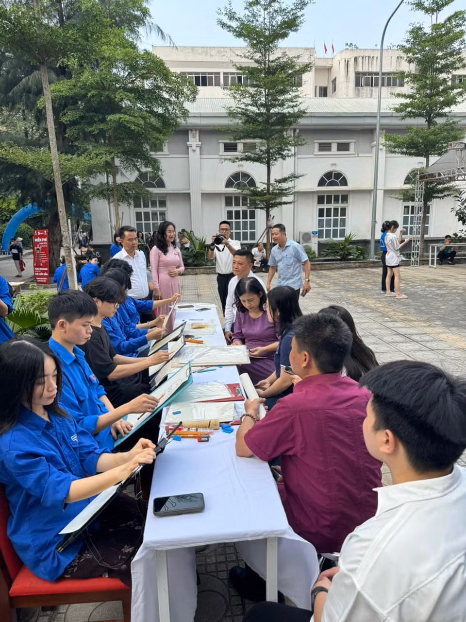 Gian hàng Đại học Mỹ thuật Việt Nam trong Ngày hội tuyên truyền hướng nghiệp năm 2024.