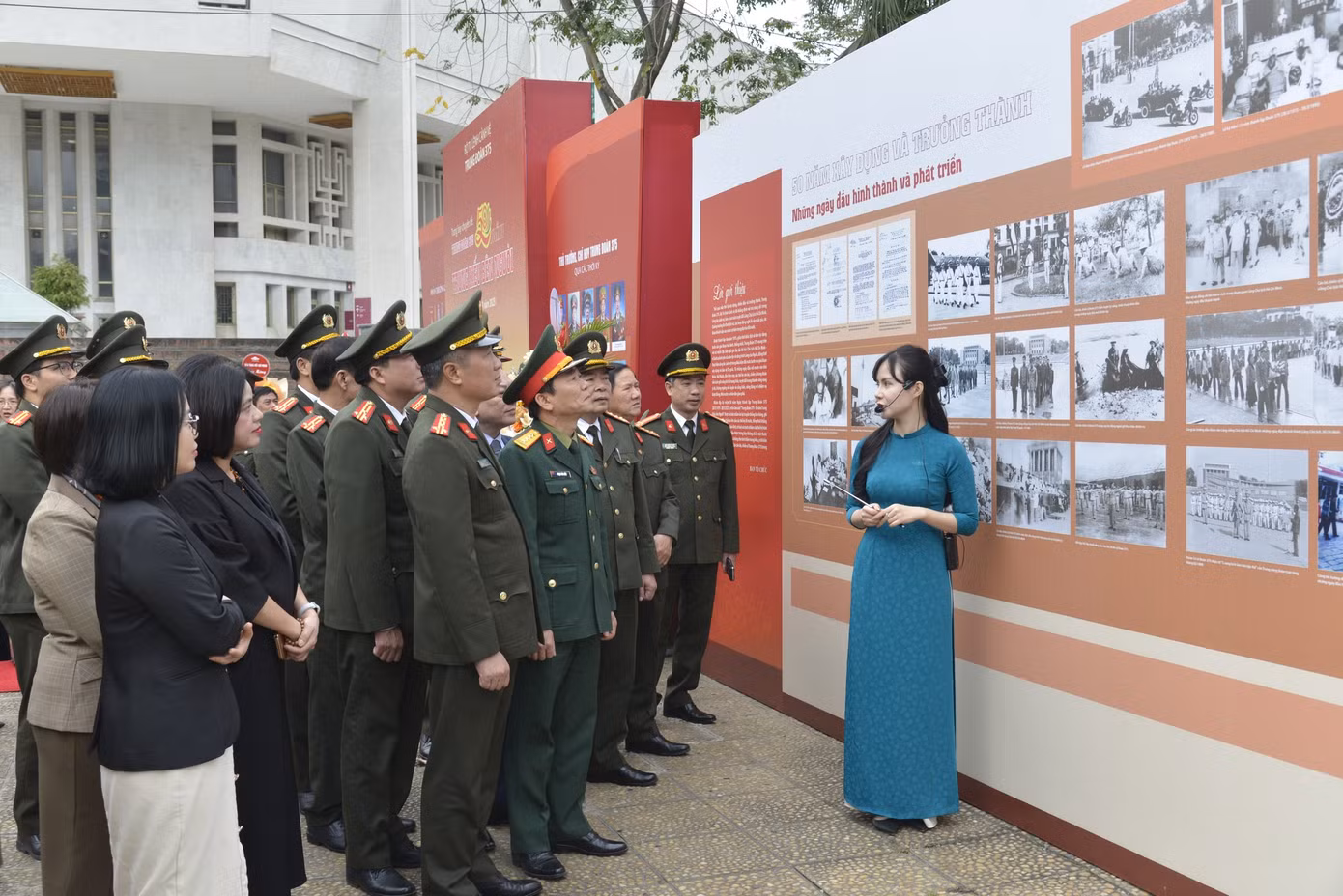 Các đại biểu xem hình ảnh về những ngày đầu hình thành của Trung đoàn 375.