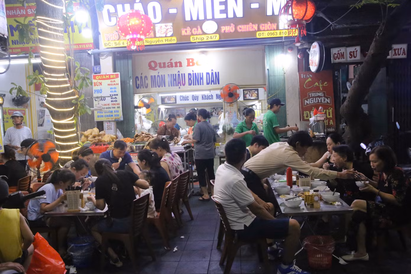 Quán Bé đông khách tới 2-3h sáng. Có nhiều khách từ Hà Nội, Thái Bình, Hà Nam, Ninh Bình... thưởng thức. Chưa vang danh rộng khắp như phở bò nhưng phở xíu Nam Định cũng khiến phần lớn thực khách ăn một lần là nhớ mãi. Là người con Nam Định gắn bó suốt mấy chục năm với nghề phở, chị Đỗ Thị Bé bày tỏ tự hào khi mới đây phở Nam Định được vinh danh là di sản văn hóa phi vật thể quốc gia.