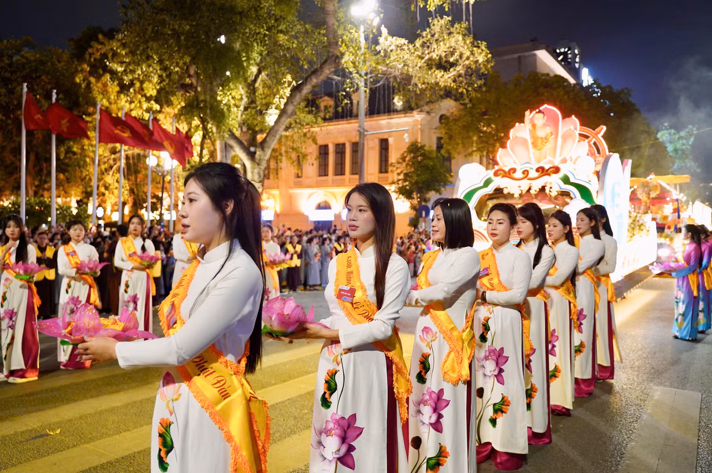 Trên các tuyến phố trung tâm, không khí rộn ràng nhưng vẫn giữ sự trang nghiêm. Các băng rôn, cờ Phật giáo, đèn hoa sen được trang trí khắp nơi.