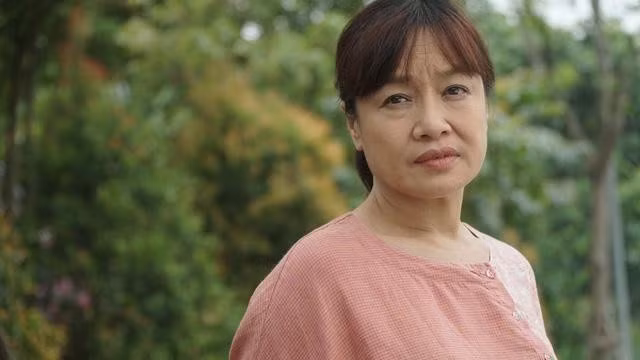 Nghệ sĩ Tú Oanh là gương mặt quen thuộc trên sân khấu Nhà hát Tuổi trẻ, nhưng hầu như không xuất hiện ở màn ảnh nhỏ. Năm 2021 đánh dấu sự trở lại màn ảnh nhỏ của chị với vai bà Bích trong Hương vị tình thân sau khi chị nghỉ chế độ sớm ở Nhà hát. Những năm sau đó, chị trở lại tham gia phim truyền hình trên sóng giờ vàng. Nghệ sĩ Tú Oanh từng chia sẻ với Tiền Phong rằng làm nghề không vì mục đích nổi tiếng, bởi nghệ thuật với chị là đam mê. Thời trẻ, Tú Oanh nhận được không ít lời mời, cơ hội để nổi tiếng nhiều hơn, song chị chọn lùi lại làm hậu phương.
