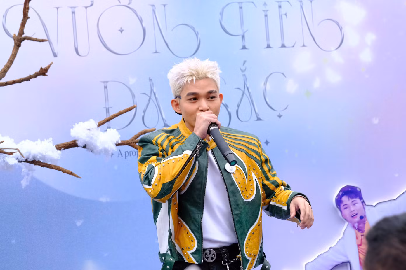 Anh tài Jun Phạm giao lưu với người hâm mộ. Mỗi anh tài đều có một khu vực chụp ảnh riêng.