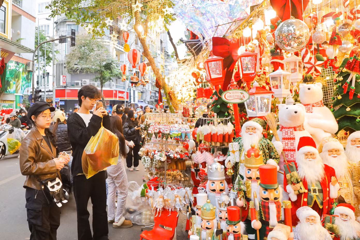 Hộp nhạc tuyết, vòng nguyệt quế có giá từ 100.000 đồng trở lên. Cây thông Noel là mặt hàng đắt nhất. Những cây thông kích thước lớn trên một mét có giá không dưới một triệu đồng.