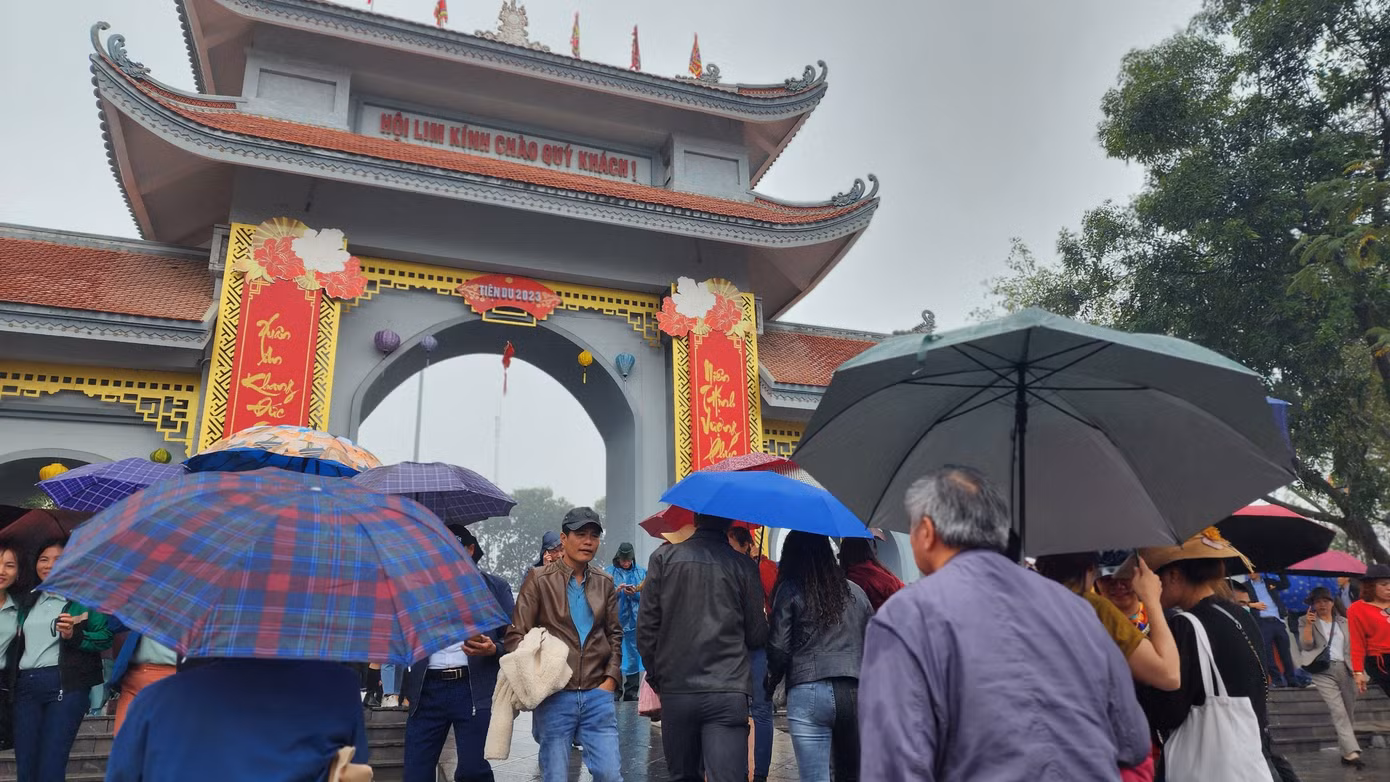 Trung tâm lễ hội tọa lạc trên đồi Lim, bao quanh là không gian các làng, xóm và phố chợ bên quốc lộ 1A (xưa là tổng Nội Duệ) nay là thị trấn Lim, các xã Nội Duệ và Liên Bão, huyện Tiên Du. Bất chấp mưa rét, du khách vẫn ùn ùn kéo lên đồi Lim xem hội. Ảnh: TRỌNG QUÂN.
