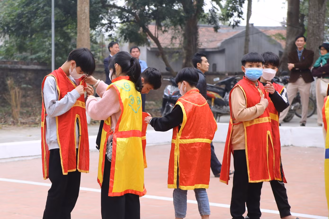 Sau khi tế lễ, nhang án và kiệu được rước từ đền trở về đình. Ảnh: GIA LINH.