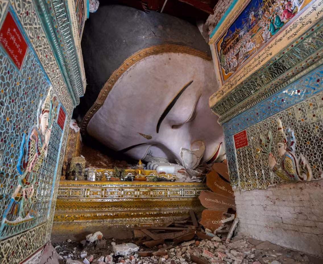 Tượng Phật tại Sakyadhita Thilashin - một trong những tu viện lớn nhất của Myanmar - sụp đổ hoàn toàn. "Ít nhất ba tòa nhà ở tu viện bị sập, và tất cả khu dân cư đều bị hư hại. 6 nữ tu và 3 tín đồ thiệt mạng, một số người nhập viện với những vết thương nghiêm trọng", nhân chứng kể lại. Ảnh: National Geographic.