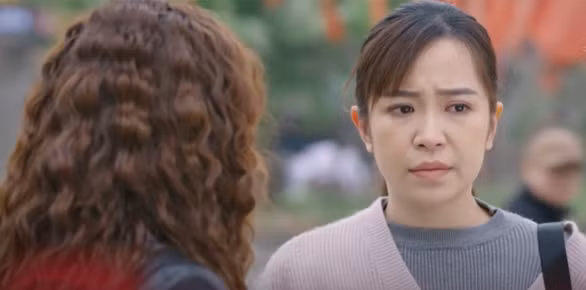 Nhân vật Son (Kim Oanh) gánh vác mọi việc nhưng nhà chồng không coi cô không ra gì. Ảnh: CMH. Nhân vật Son (Kim Oanh) gánh vác mọi việc nhưng nhà chồng không coi cô không ra gì. Ảnh: CMH.