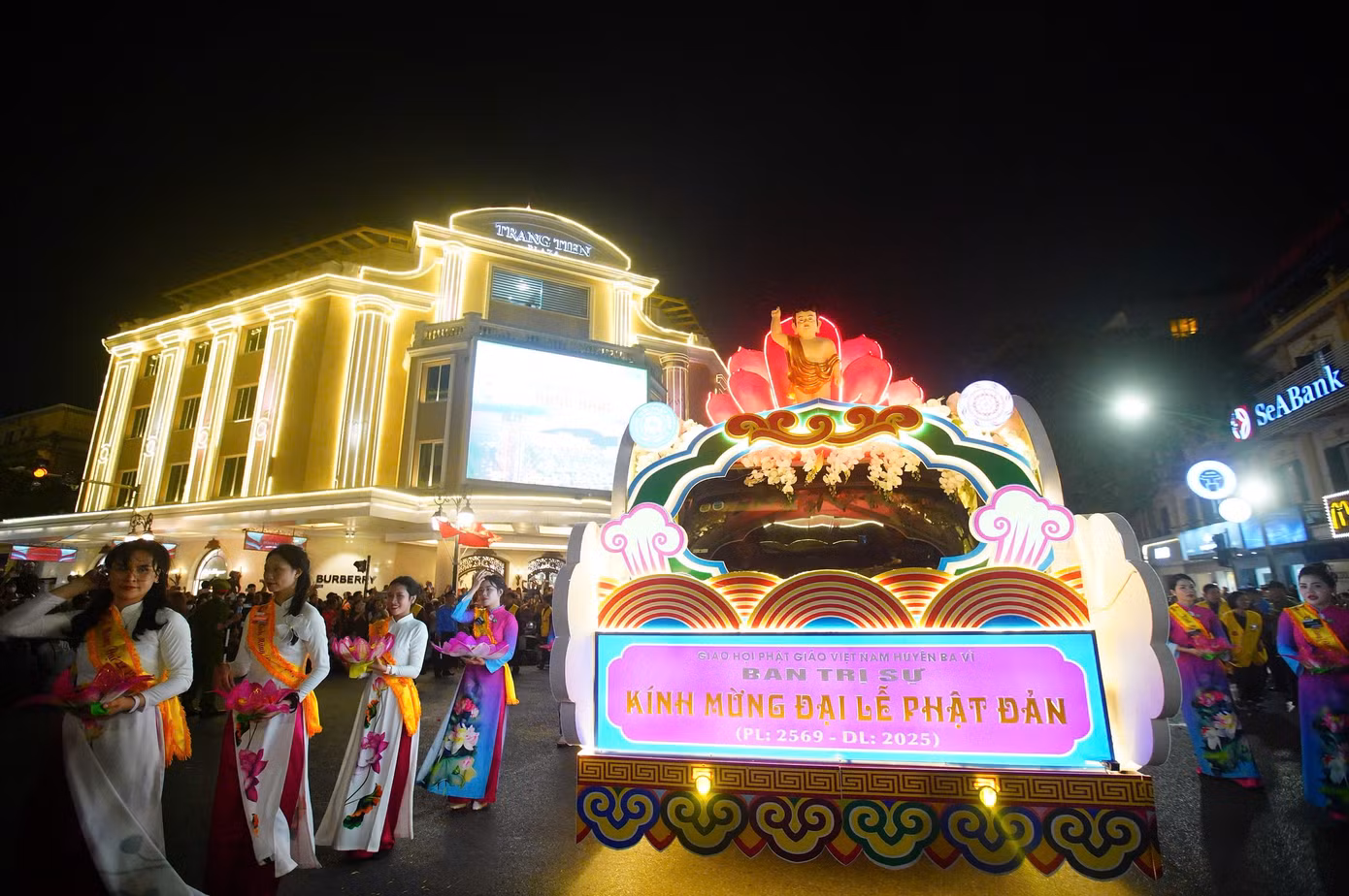 Xe hoa mừng Đại lễ Phật đản của Ban trị sự Giáo hội Phật giáo Việt Nam huyện Ba Vì.