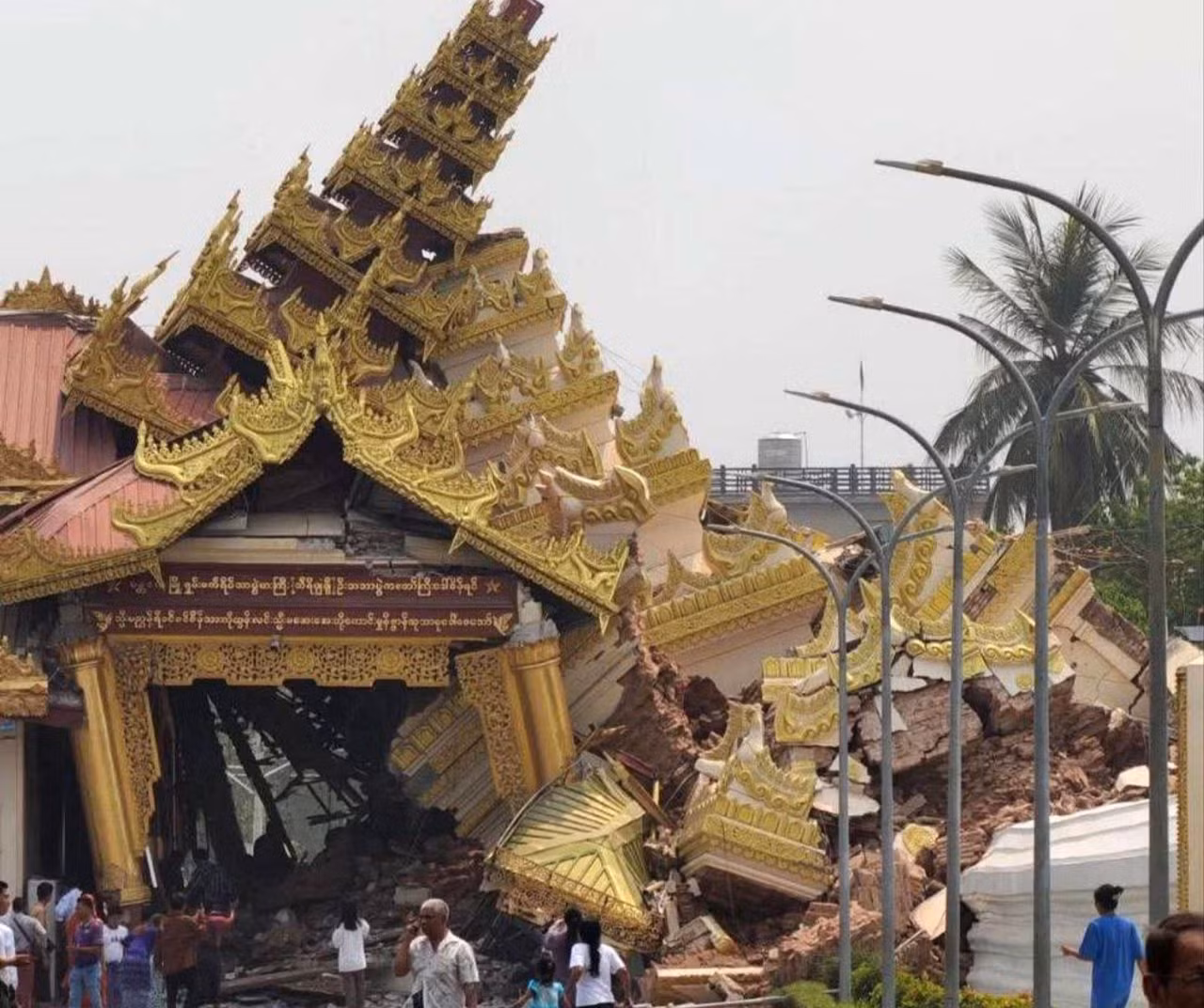 Số người chết dự kiến tiếp tục tăng khi lực lượng cứu hộ tiếp cận được nhiều tòa nhà bị sập và các khu vực bị cô lập. Một số tổ chức ước tính số nạn nhân thiệt mạng có thể lên tới 10.000 người, theo Guardian.