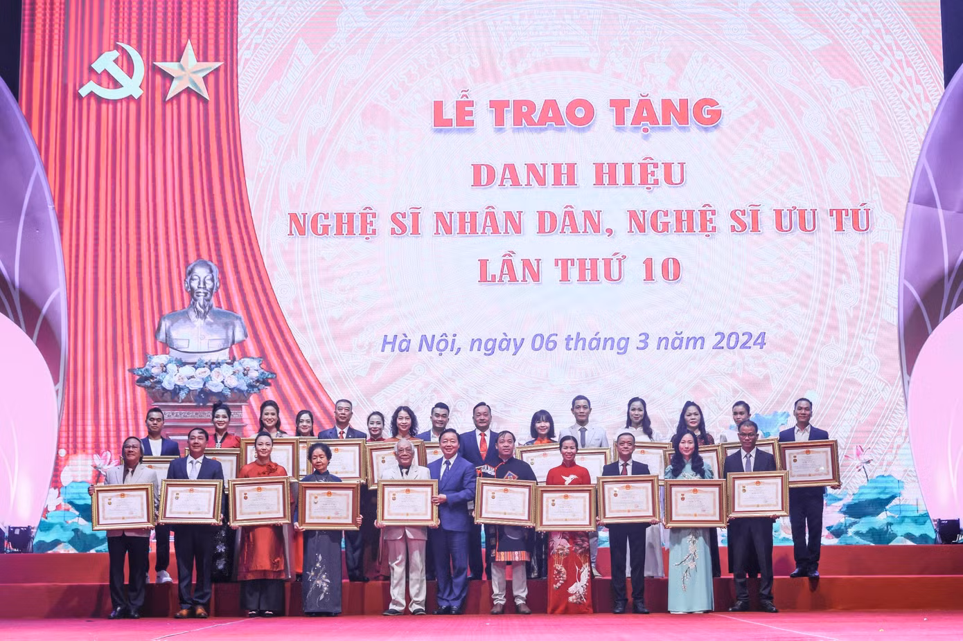 125 nghệ sĩ được tặng, truy tặng danh hiệu NSND, 264 nghệ sĩ được tặng, truy tặng danh hiệu NSƯT trong đợt xét tặng này.