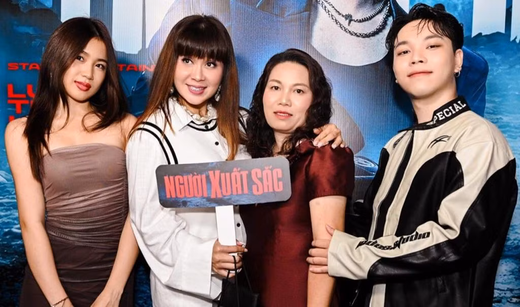 Lưu Thiên Hương dẫn con gái Mimi (ngoài cùng bên trái) tới sự kiện.