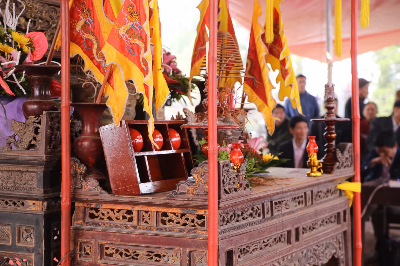 Tương truyền, để rèn luyện quân sĩ, Thiều Hoa công chúa nghĩ ra việc đẽo gốc tre thành hình tròn (quả to gọi là phết, nhỏ hơn gọi là quả chúi), chia quân để đánh phết - nghĩa là hai bên tìm cách đưa được quả phết (hoặc chúi) ra khỏi phạm vi quy định. Ảnh: GIA LINH.