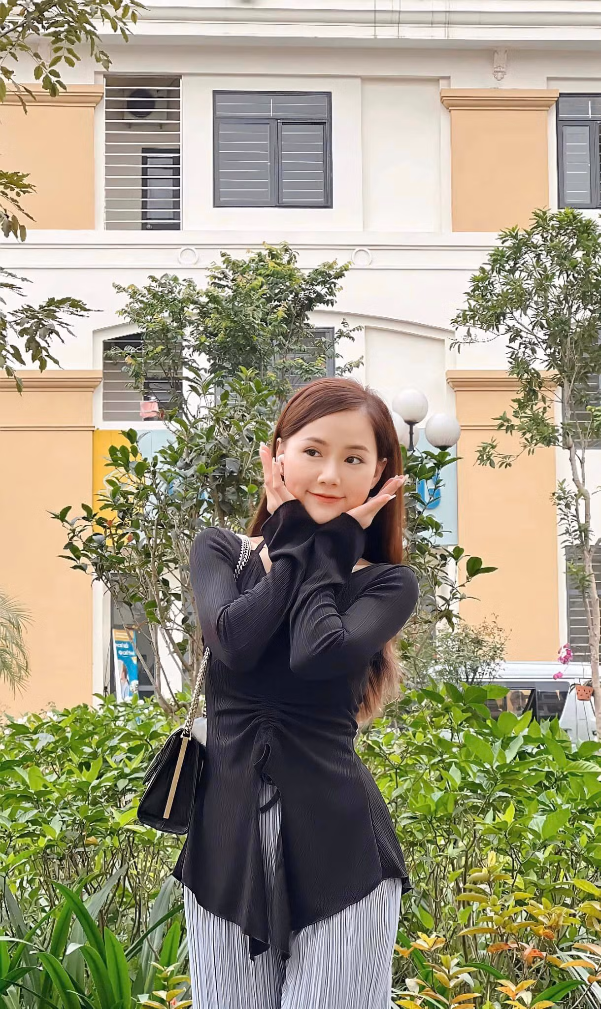 Là tiểu thư nhà giàu trong phim nên Minh Thu đầu tư khá nhiều trang phục, phụ kiện sang chảnh cho vai diễn. Ngoài đời, nữ diễn viên chuộng phong cách trẻ trung, năng động.