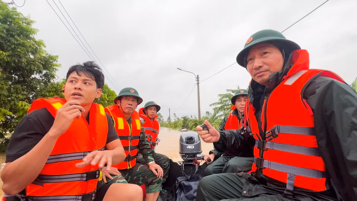 Diễn viên Nguyễn Tùng Anh (bìa trái) có mặt tại một số khu vực ngập sâu ở Hà Nội.