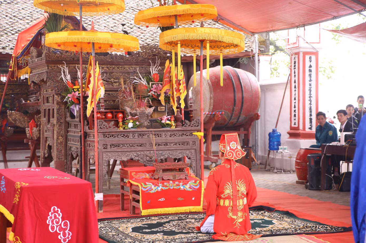 Người đọc văn tế là ông bàn thượng, nội dung các bản văn tế được viết trong các sắc phong. Lễ Khẩn tấu do ông tiên chỉ đọc, mong cuộc sống an bình cho mọi người. Lễ dâng xôi gà, bánh chưng, bánh dày lên các bậc Thánh hiền diễn ra ngay sau khi đọc xong văn tế. Ảnh: GIA LINH.