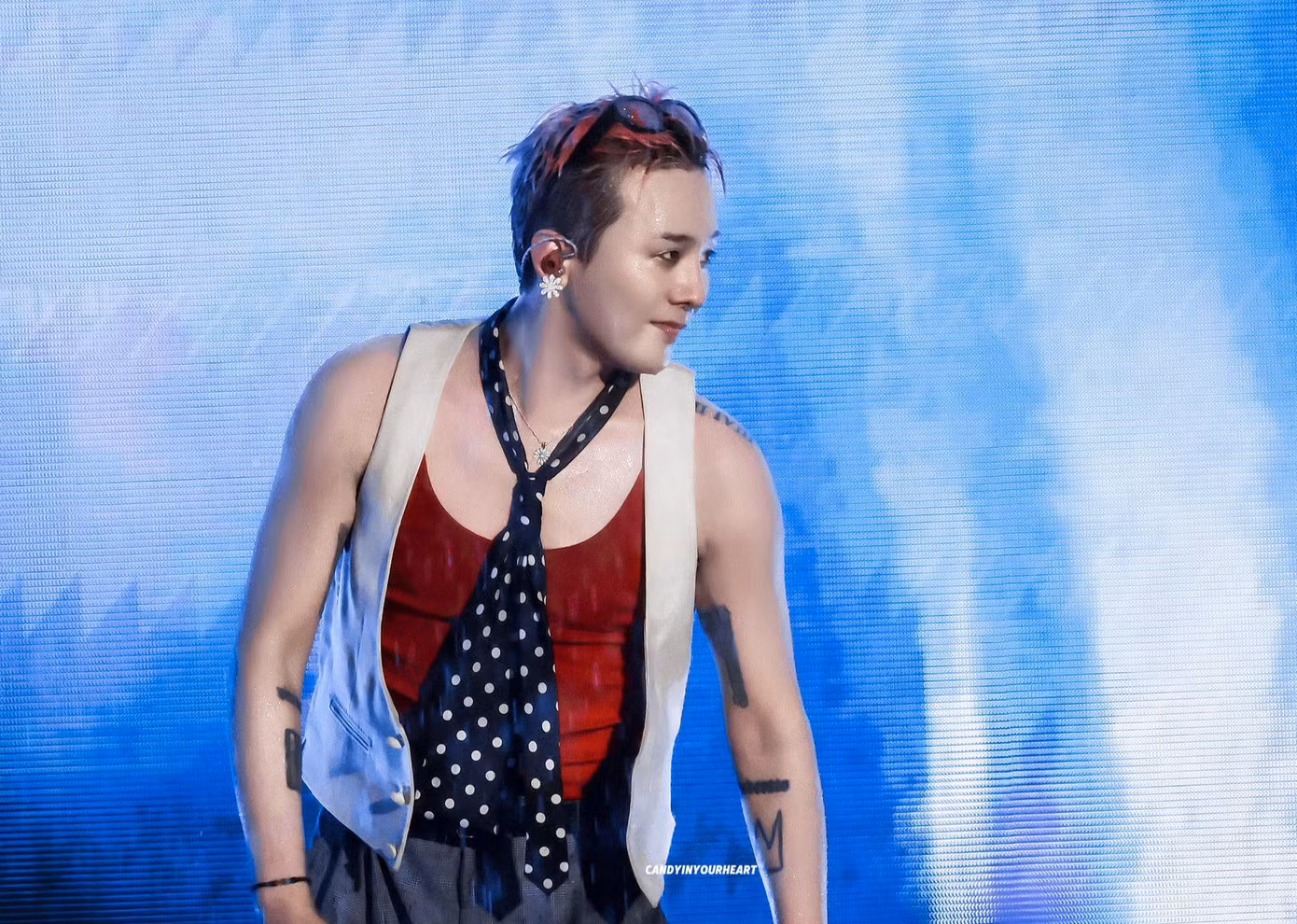 G-Dragon tắm mưa cùng khán giả Hà Nội. Ảnh: Candyinyourheart.