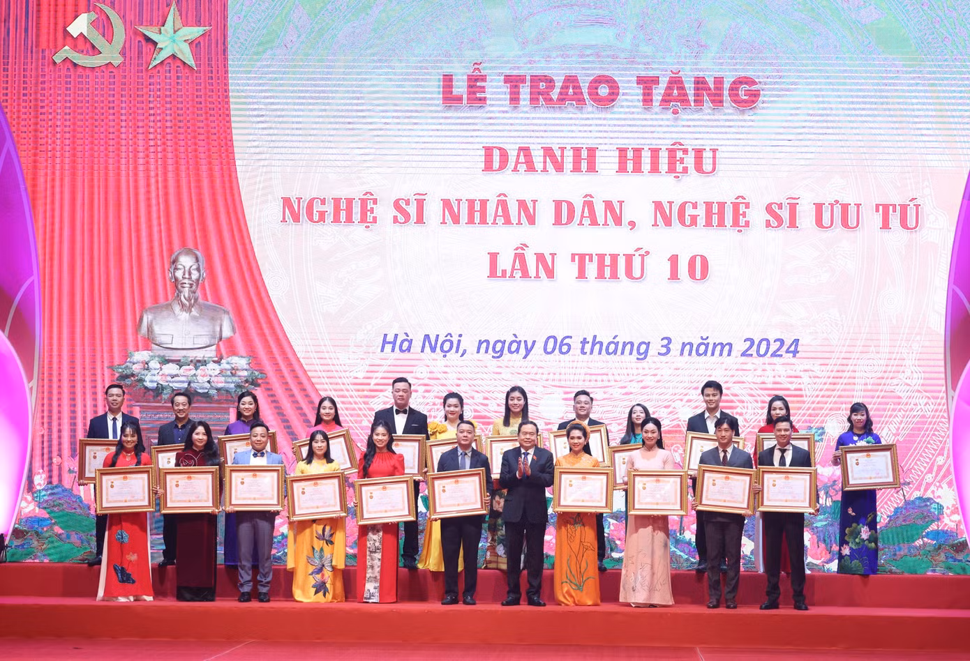 125 nghệ sĩ được tặng, truy tặng danh hiệu NSND, 264 nghệ sĩ được tặng, truy tặng danh hiệu NSƯT trong đợt xét tặng này.