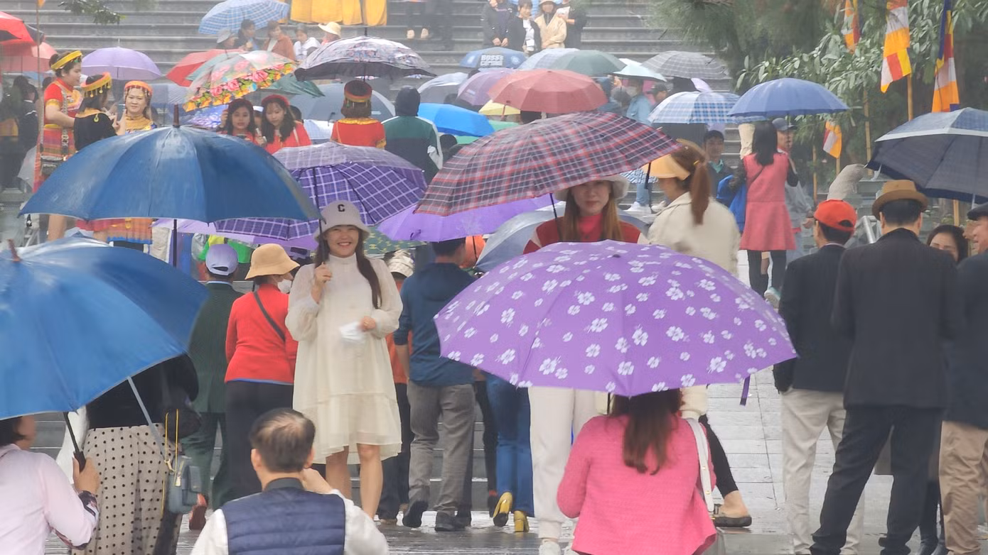 Từ sáng sớm, không gian lễ hội nườm nượp khách tới vãng cảnh, lễ bái trong ngày chính hội 13 tháng Giêng âm lịch. Ảnh: TRỌNG QUÂN.