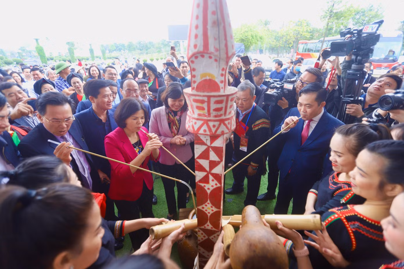 Hiện nay, tỉnh Bắc Ninh có 4 di sản văn hóa phi vật thể được UNESCO ghi danh (riêng và chung với một số địa phương) gồm: Dân ca Quan họ Bắc Ninh, Ca trù, Thực hành tín ngưỡng thờ mẫu Tam phủ của người Việt, Nghi lễ, trò chơi kéo co làng Hữu Chấp. Ảnh: TRỌNG TÀI.