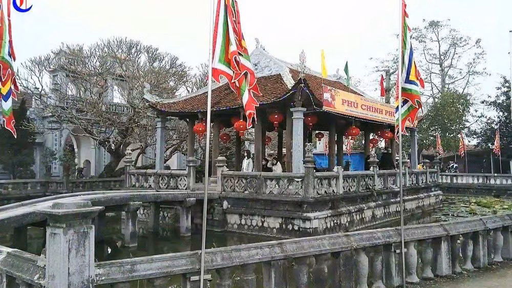 Từng có tình trạng treo biển di tích không đúng tên gọi lịch sử, không đúng quy định tại phủ Vân Cát. Ảnh: TL