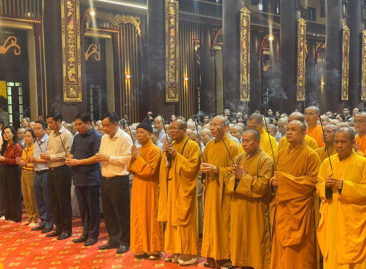 Tăng ni, Phật tử tề tựu về Cung Trúc Lâm tưởng niệm Tổng Bí thư Nguyễn Phú Trọng.
