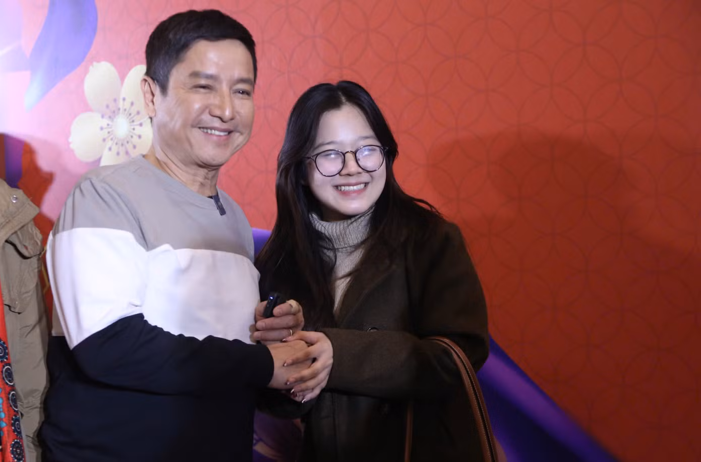 Tối 16/1, trước giờ ghi hình, NSƯT Chí Trung tranh thủ giao lưu, chụp hình với người hâm mộ. Anh vui vẻ quay clip cùng khán giả để đăng TikTok. NSƯT Chí Trung nói Táo Quân có lăng kính hài hước, có chút phê phán, nghệ sĩ phải làm sao để mọi người hiểu thông điệp mà chương trình muốn truyền tải.